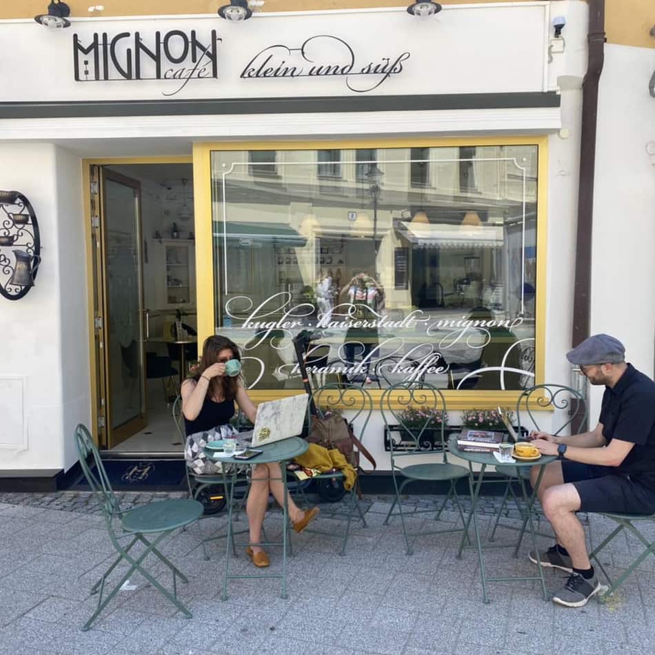 Schaufenster und Gastgarten des Café Mignon in Baden