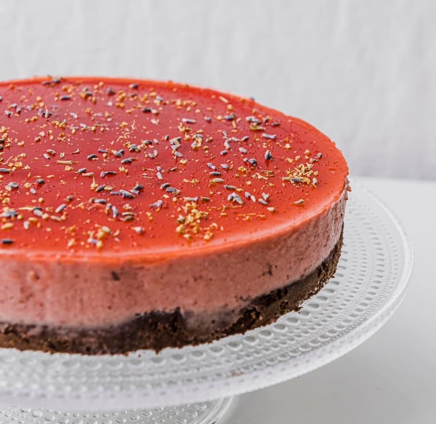 Cremige Beeren-Torte auf der Tortenplatte