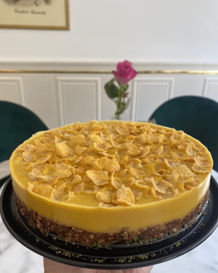 Karamelltorte mit goldener Oberfläche