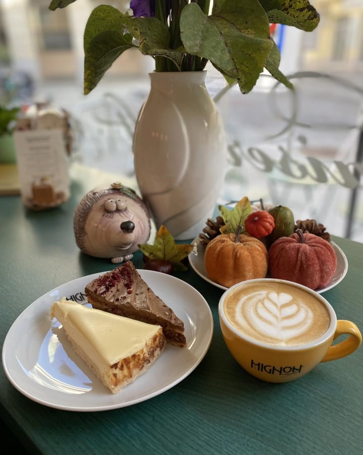 Herbstlich dekorierte Mehlspeise mit Beeren