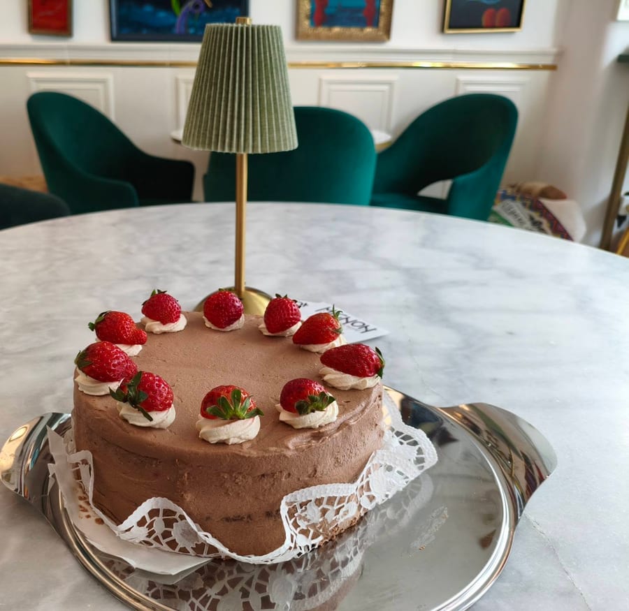 Schoko-Erdbeer-Torte auf dem Marmortisch im Café Mignon