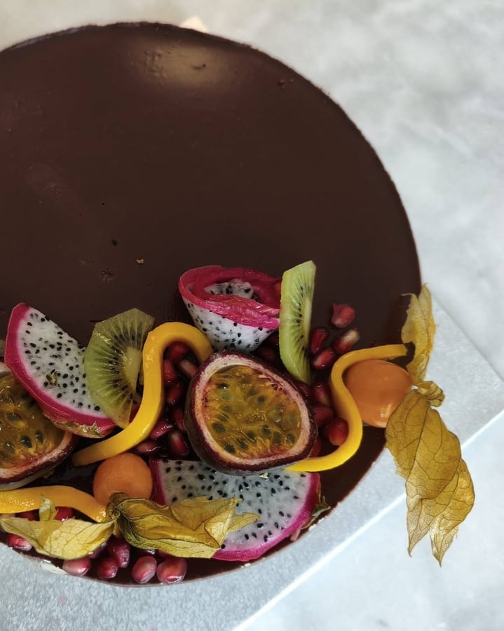 Schokoladentorte mit Passionsfrucht, Kiwi und Granatapfel von Café Mignon