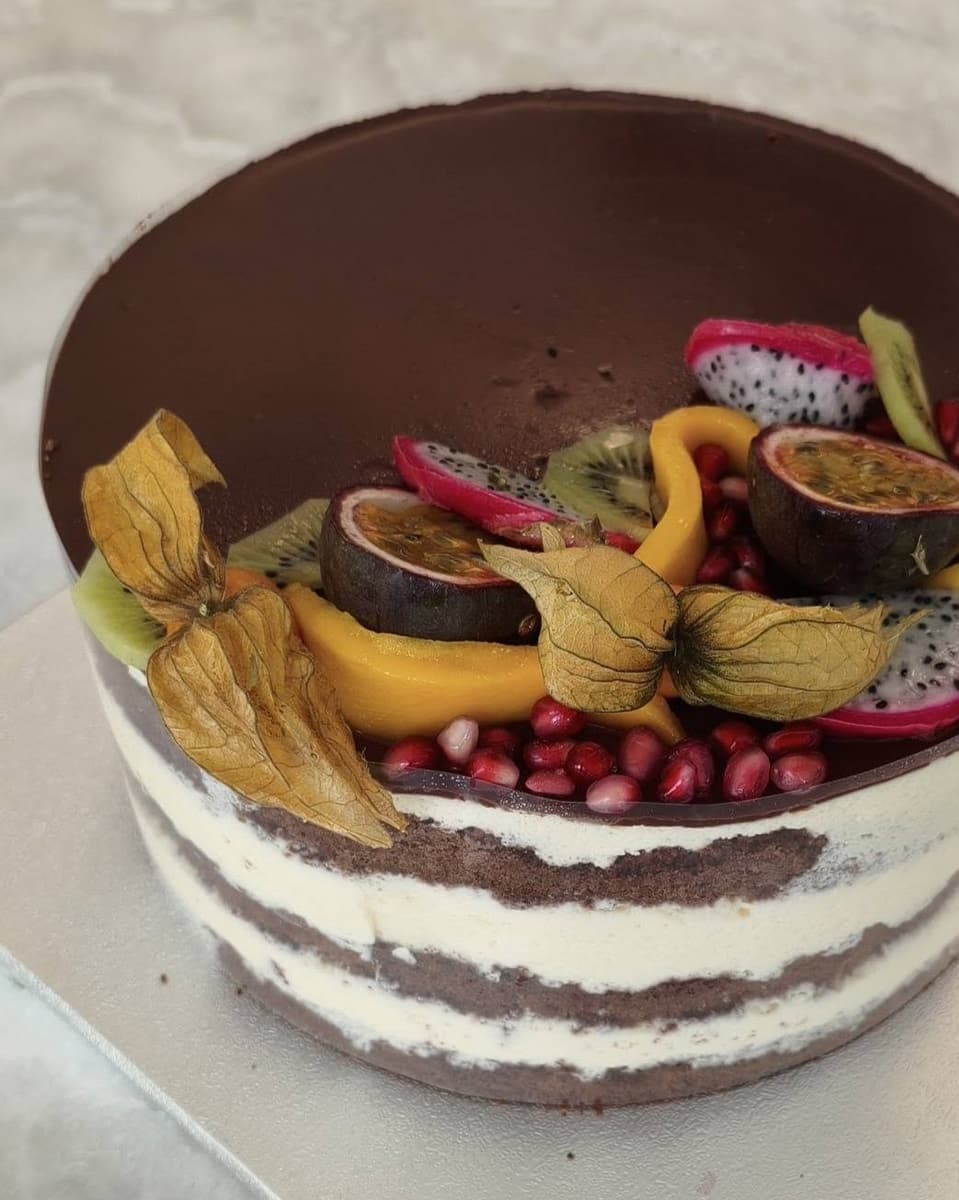 Torte des Café Mignon mit Schokoladenglasur und exotischen Früchten