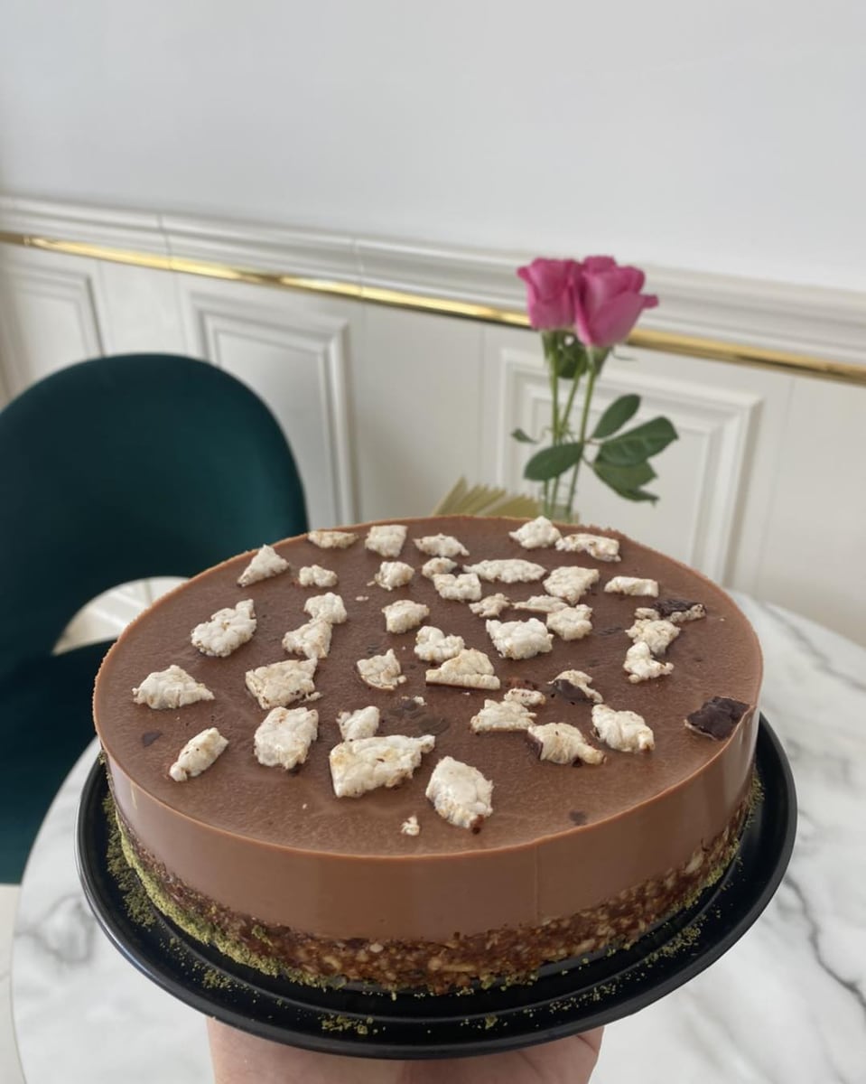 Glutenfreie Schokoladentorte von Café Mignon, dekoriert mit knusprigen Splittern