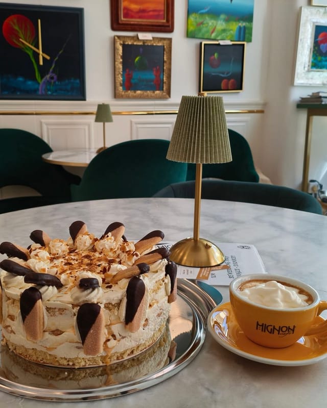Melange in der Mignon-Tasse, daneben eine hausgemachte Torte